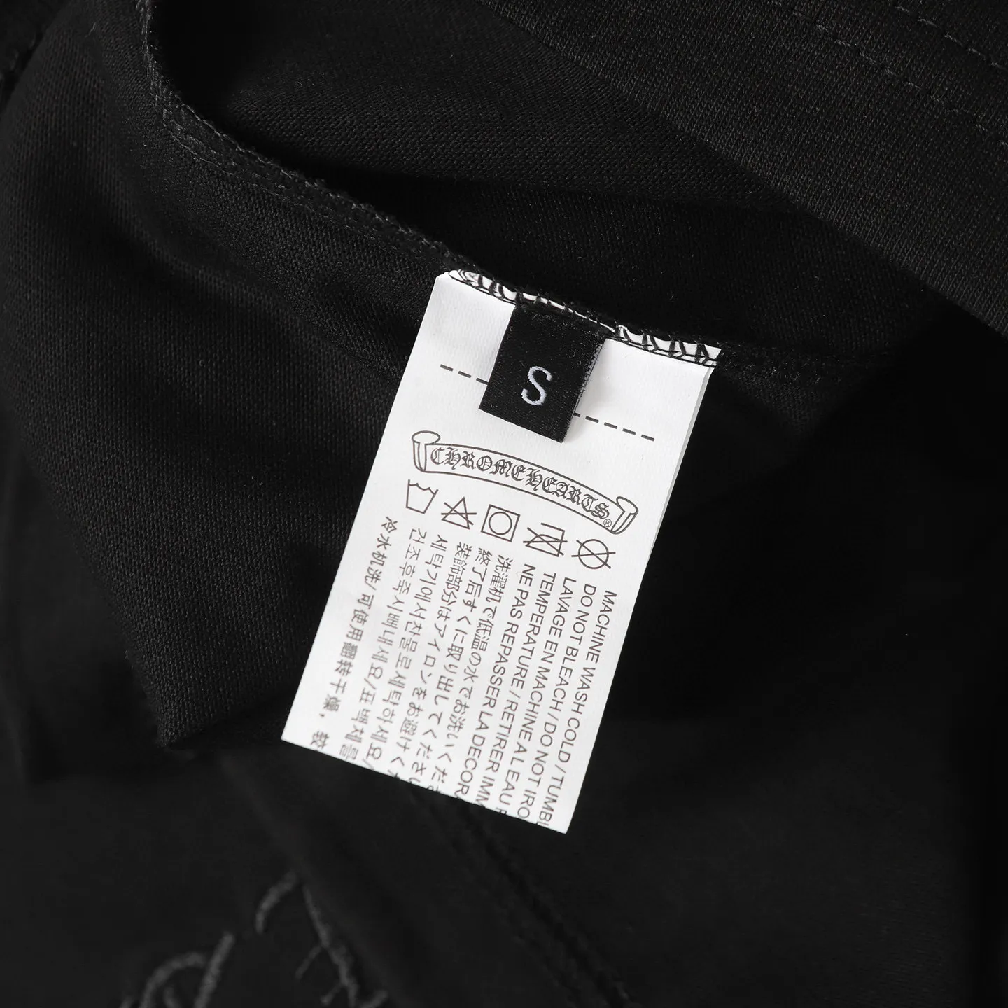 🅿️190 COME HEARTSCH/Cro Heart 25ss string label leather label short-sleeved T-shirt. Uses direct injection imported machine printing hardware and accessories. All grinding and customization. Correct configuration. Black 2025 packaging. 280 grams custom-dyed double yarn cotton. The version is large, loose and stylish. The difference is that the low version is slim and long. The upper body is pulled at the hips. The high-density main mark is hand-sewn. The washed tag is the same for men and women. Color: black/white Size: XS-L